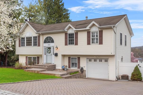 Attached, Exterior, Facade, Raised Ranch