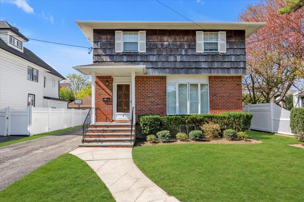 Exterior, Facade, Brick Facade, American Foursquare