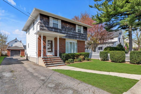 Exterior, Facade, Brick Facade, American Foursquare
