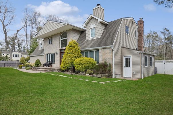 Exterior, Facade, Brick Facade, Cape Cod