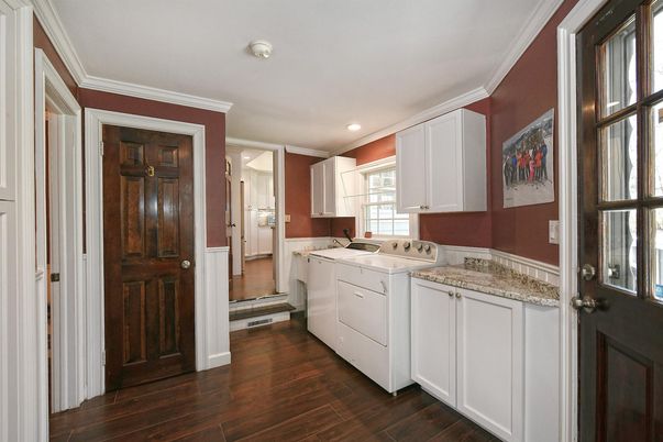 Interior, Recessed Lighting, Washer, Wood Texture Flooring