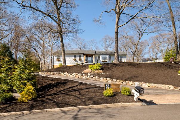 Exterior, Facade, Ranch