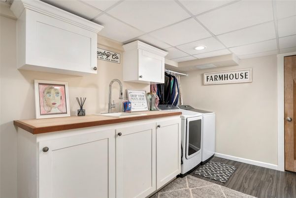 Interior, Recessed Lighting, Washer, Wood Texture Flooring