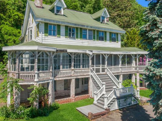 Exterior, Facade, Queen Anne Victorian