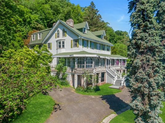 Exterior, Facade, Queen Anne Victorian