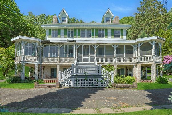 Exterior, Facade, American Foursquare