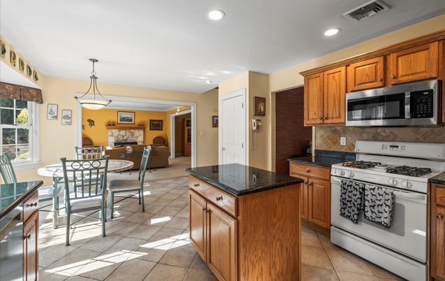 Dining room, Interior, Kitchen, Pendant Lights, Recessed Lighting, Stainless Steel Appliances