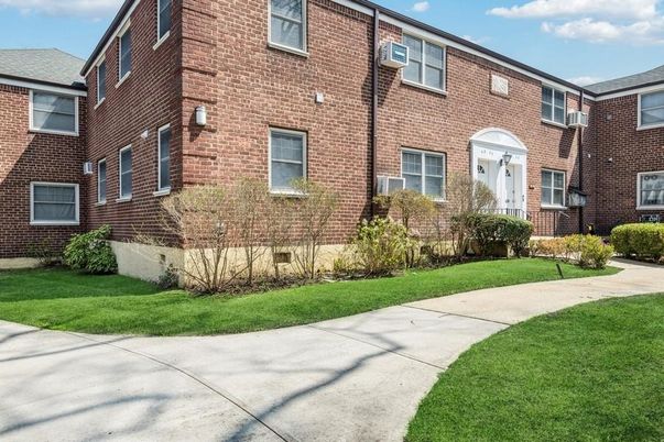 Exterior, Facade, Brick Facade, Rowhouse