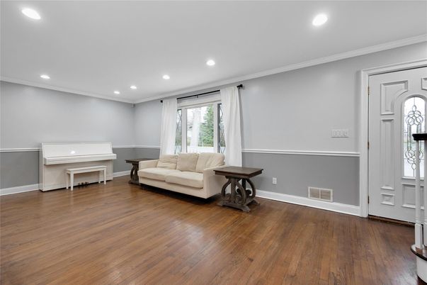 Interior, Piano, Recessed Lighting, Wood Texture Flooring