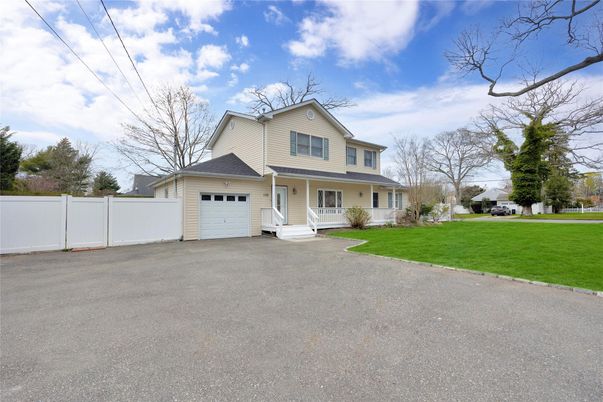 Attached, Exterior, Facade, Cape Cod