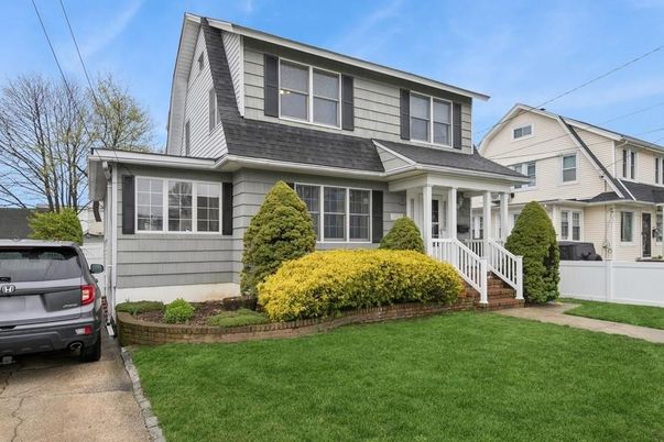 Exterior, Facade, Cape Cod