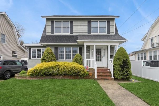 Exterior, Facade, American Foursquare
