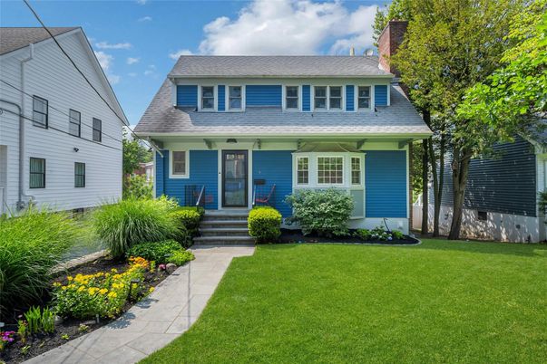 Exterior, Facade, American Foursquare
