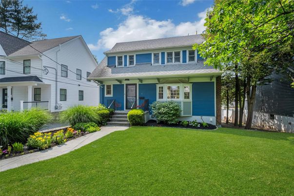 Exterior, Facade, American Foursquare