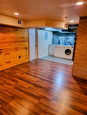 Interior, Recessed Lighting, Washer, Wood Texture Flooring