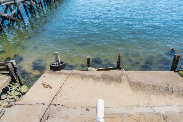 Exterior, Lake