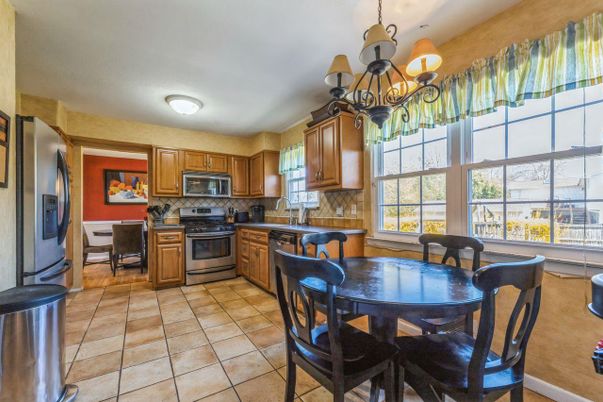 Chandelier, Dining room, Interior, Kitchen, Stainless Steel Appliances