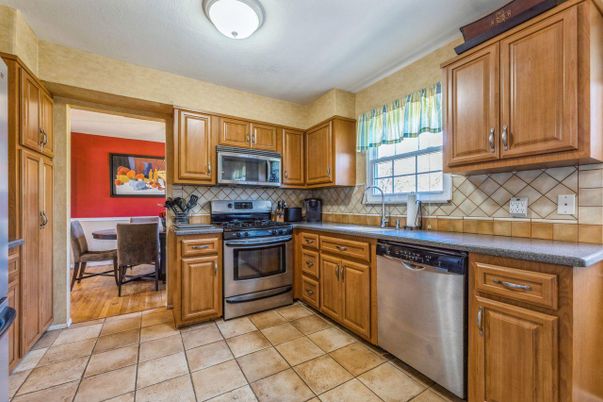 Dining room, Interior, Kitchen, Stainless Steel Appliances, Wood Texture Flooring