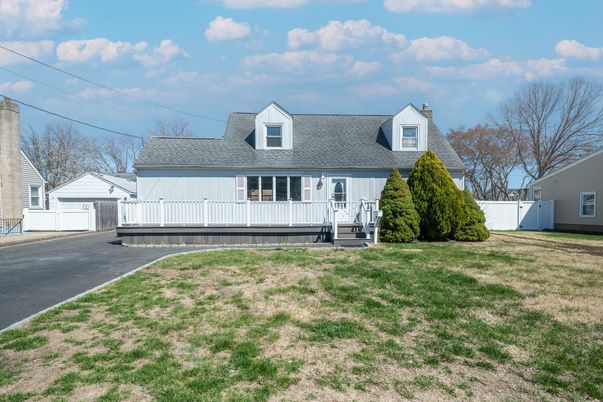 Attached, Exterior, Facade, Cape Cod
