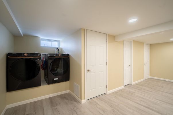 Interior, Recessed Lighting, Washer, Wood Texture Flooring