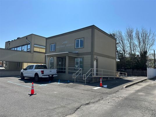 Exterior, Facade, Modern