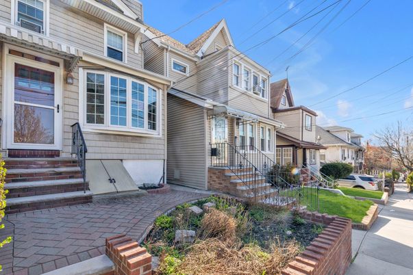 Exterior, Facade, Queen Anne Victorian