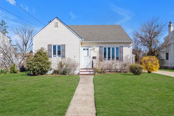 Exterior, Facade, Cape Cod