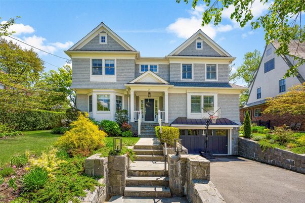 Attached, Exterior, Facade, Queen Anne Victorian