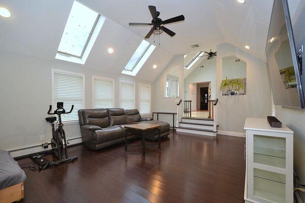 Fitness Equipment, Interior, Living room, Recessed Lighting, Wood Texture Flooring