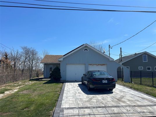 Attached, Exterior, Facade, Farmhouse