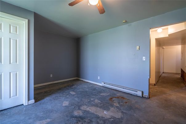 Empty room, Interior