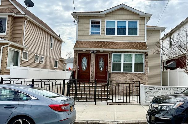 Exterior, Facade, Brick Facade, American Foursquare