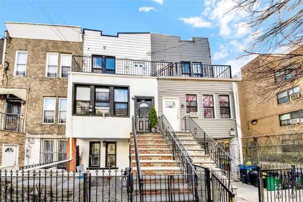 Exterior, Facade, Rowhouse