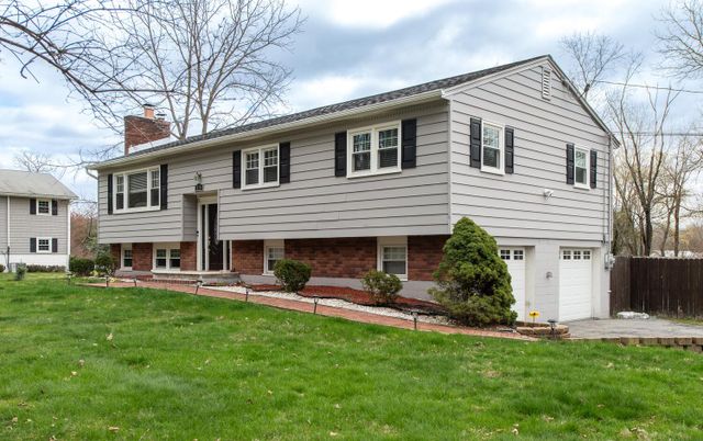 Attached, Exterior, Facade, Brick Facade, Raised Ranch
