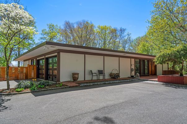 Exterior, Facade, Modern