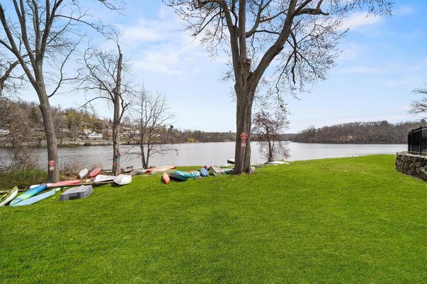 Exterior, Lake