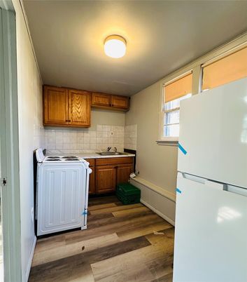 Interior, Kitchen, Washer, Wood Texture Flooring