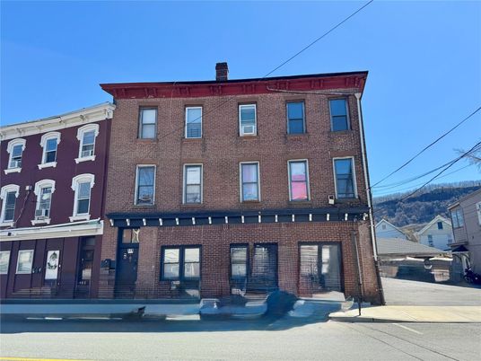 Exterior, Facade, Brick Facade, Rowhouse