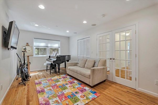 Interior, Piano, Recessed Lighting, Wood Texture Flooring