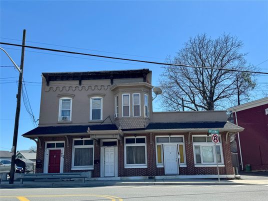 Exterior, Facade, American Foursquare