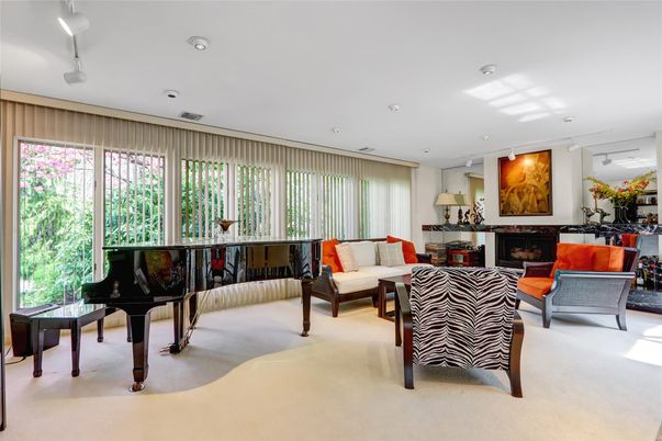 Fireplace, Interior, Living room, Piano, Recessed Lighting