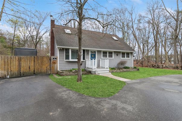 Exterior, Facade, Cape Cod