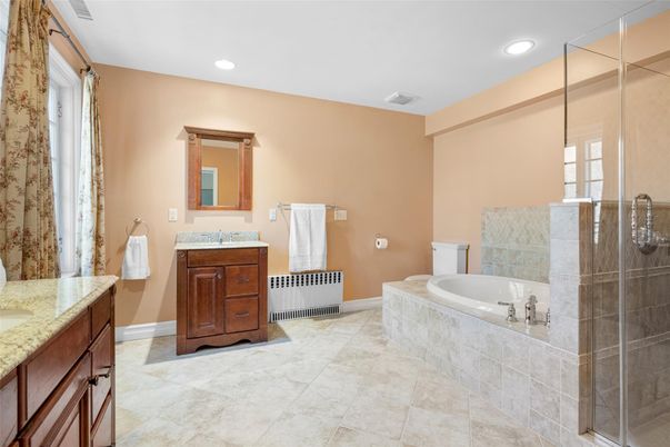 Bathroom, Dual Sink Vanities, Interior, Recessed Lighting