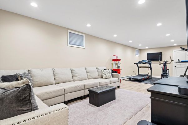 Fitness Equipment, Interior, Living room, Recessed Lighting, Wood Texture Flooring