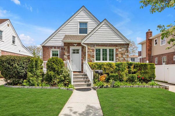 Exterior, Facade, Brick Facade, Queen Anne Victorian