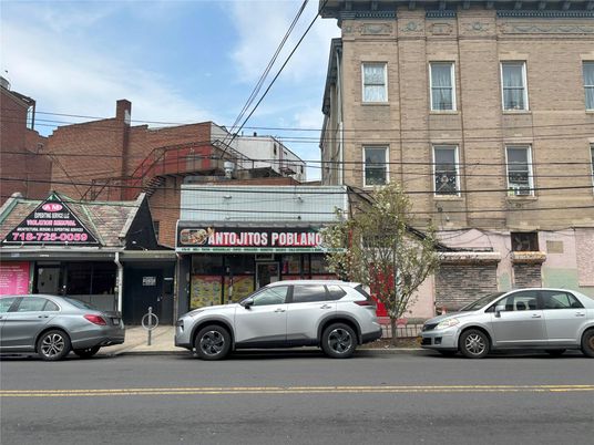 Exterior, Facade, Rowhouse