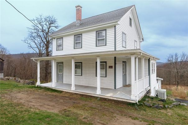 Exterior, Facade, American Foursquare