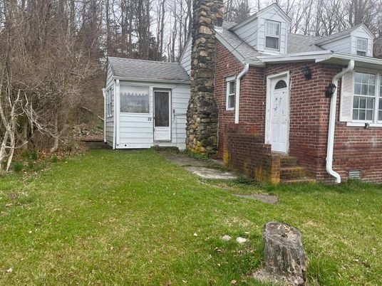 Exterior, Facade, Brick Facade, Cape Cod