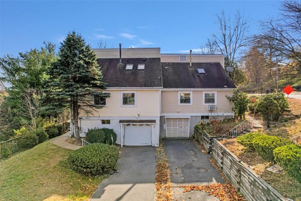 Attached, Exterior, Facade, Rowhouse