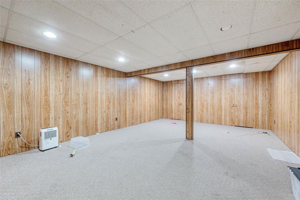 Empty room, Interior, Recessed Lighting, Wooden Walls